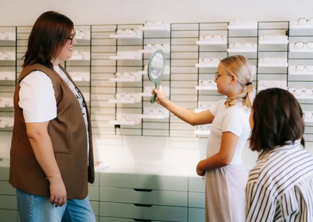 Kinderbrille anprobieren